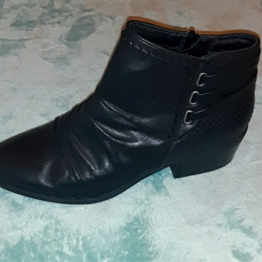 Baretraps  black Gineva boot w/ western ruching NWOT: size 9